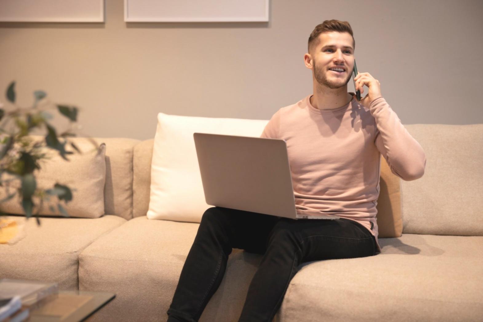 Espace de travail avec documents financiers et planification budgétaire